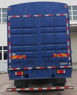 乘龍牌LZ5240CCYM3CB型倉柵式運輸車